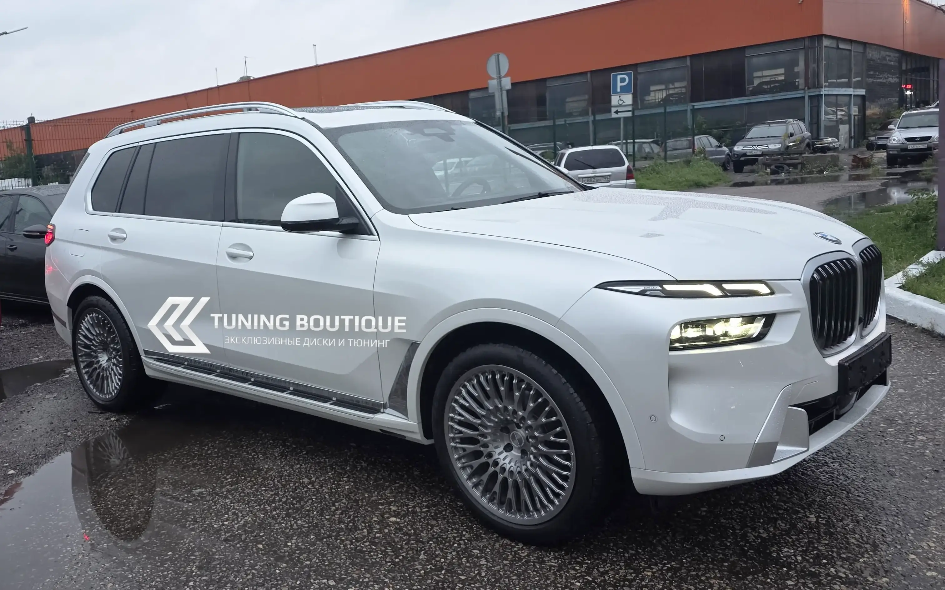 BMW X7 LCI на 22" кованых дисках нашего производства фото 2
